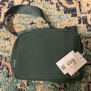 NWT LULULEMON BELTBAG 2L